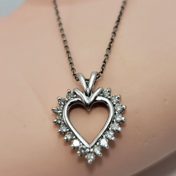 Vintage 10K White Gold 1/3 CT TW Sparkling Natural Diamond Heart Shaped Pendant - Picture 2 of 5